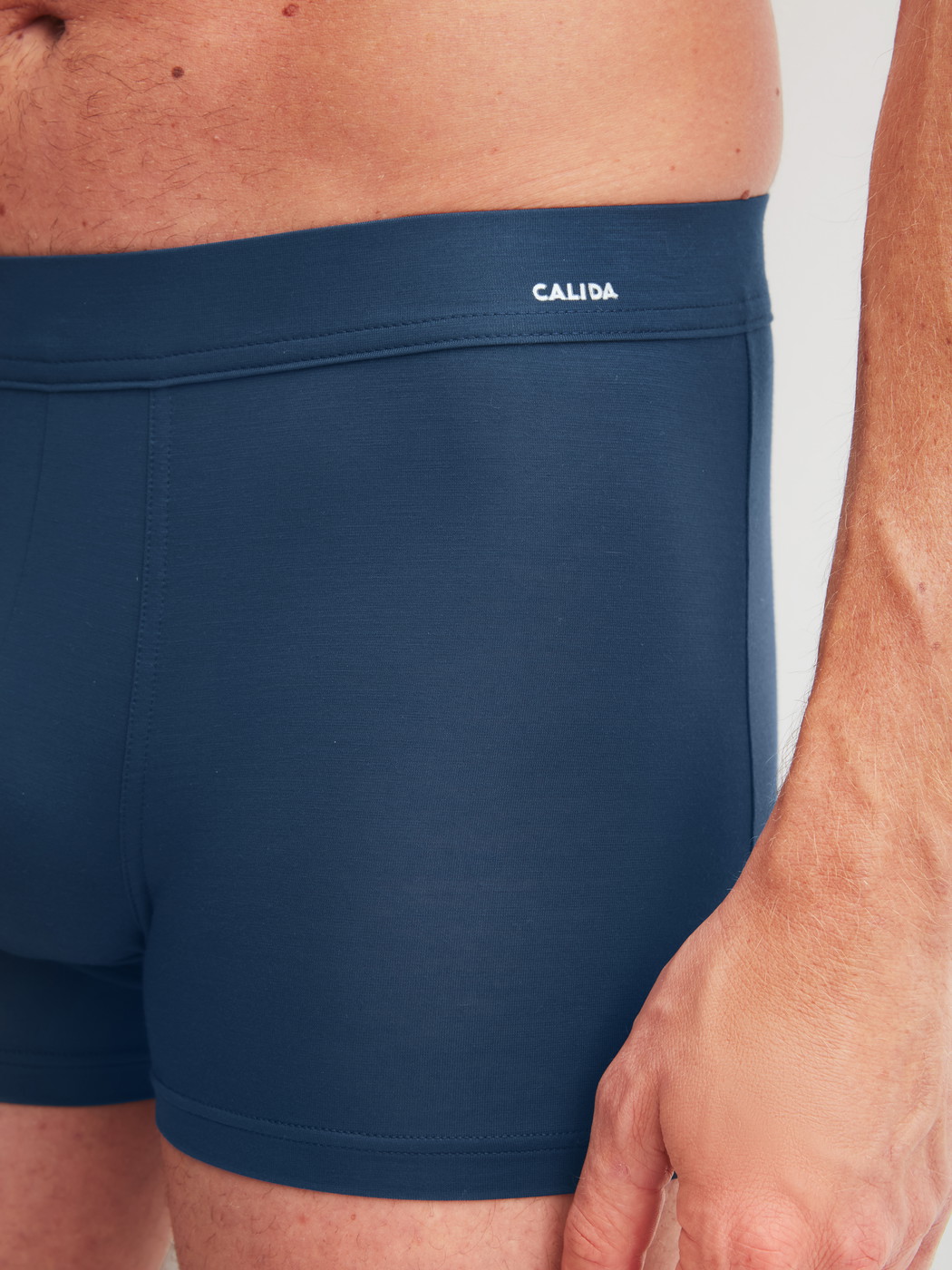 Herren-Model trägt Boxer Brief mit Quick Dry Effekt aus Modal in Blau, Einfarbig aus Serie Balanced Day von CALIDA, Detail
