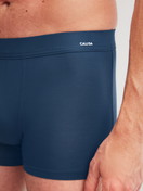 Herren-Model trägt Boxer Brief mit Quick Dry Effekt aus Modal in Blau, Einfarbig aus Serie Balanced Day von CALIDA, Detail