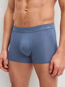 Herren-Model trägt Boxer Brief mit Quick Dry Effekt aus Modal in Blau, Einfarbig aus Serie Balanced Day von CALIDA, Vorderansicht