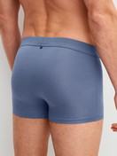 Herren-Model trägt Boxer Brief mit Quick Dry Effekt aus Modal in Blau, Einfarbig aus Serie Balanced Day von CALIDA, Rückansicht