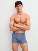 Herren-Model trägt Boxer Brief mit Quick Dry Effekt aus Modal in Blau, Einfarbig aus Serie Balanced Day von CALIDA, Outfit