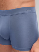Herren-Model trägt Boxer Brief mit Quick Dry Effekt aus Modal in Blau, Einfarbig aus Serie Balanced Day von CALIDA, Detail