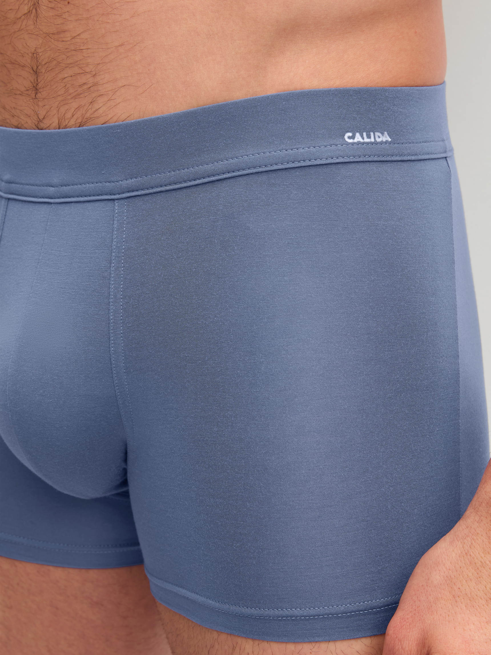 Herren-Model trägt Boxer Brief mit Quick Dry Effekt aus Modal in Blau, Einfarbig aus Serie Balanced Day von CALIDA, Detail