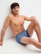 Herren-Model trägt Boxer Brief mit Quick Dry Effekt aus Modal in Blau, Einfarbig aus Serie Balanced Day von CALIDA, Zusatzbild