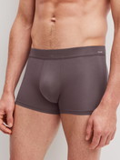 La modella / Il modello Uomo indossa Boxer brief in Modal di colore Marrone, Tinta unita, della serie Balanced Day di CALIDA, Vista frontale