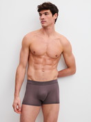 La modella / Il modello Uomo indossa Boxer brief in Modal di colore Marrone, Tinta unita, della serie Balanced Day di CALIDA, Abbigliamento