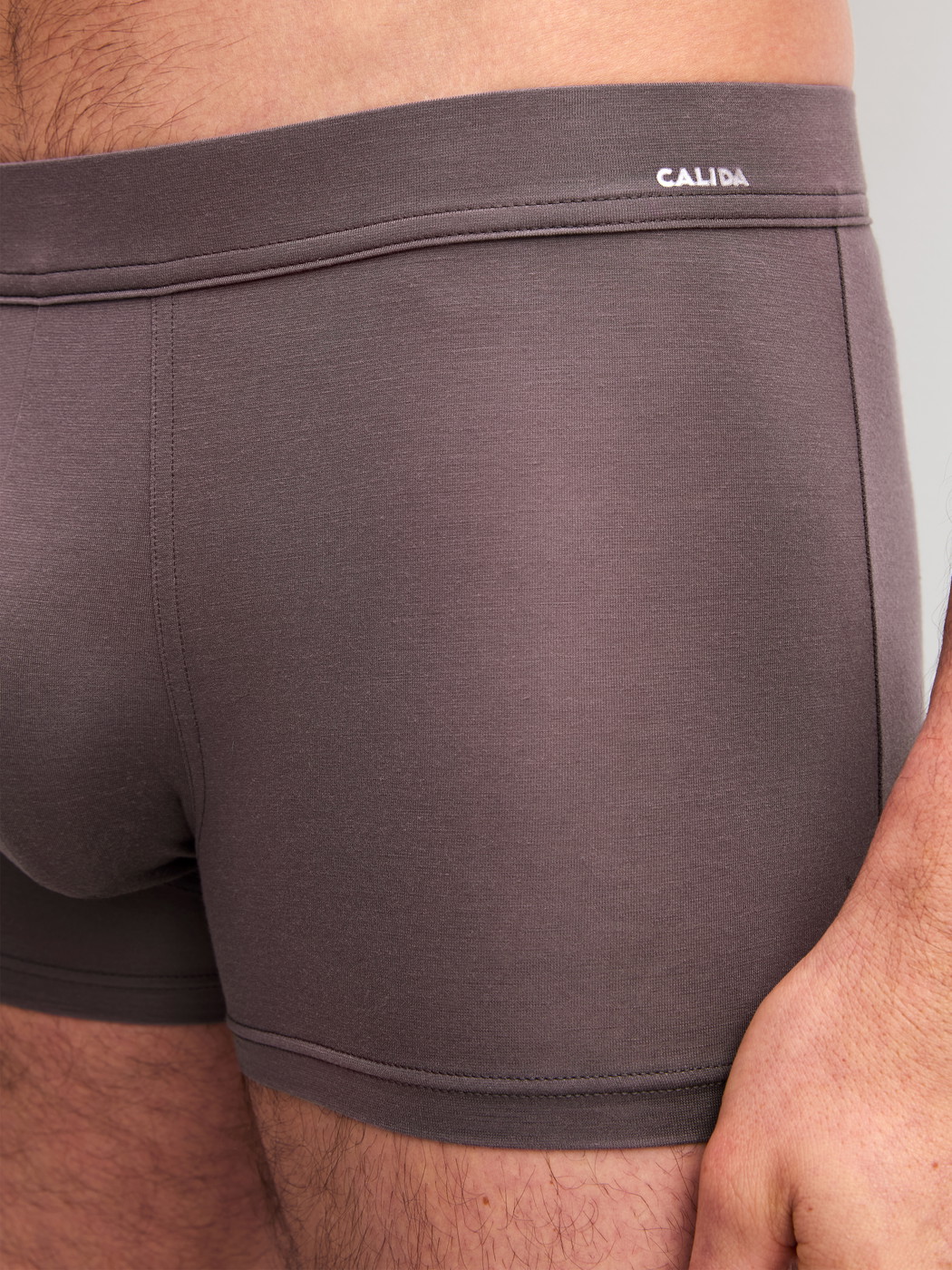 La modella / Il modello Uomo indossa Boxer brief in Modal di colore Marrone, Tinta unita, della serie Balanced Day di CALIDA, Vista frontale