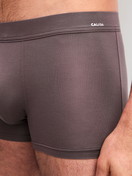 La modella / Il modello Uomo indossa Boxer brief in Modal di colore Marrone, Tinta unita, della serie Balanced Day di CALIDA, Vista frontale