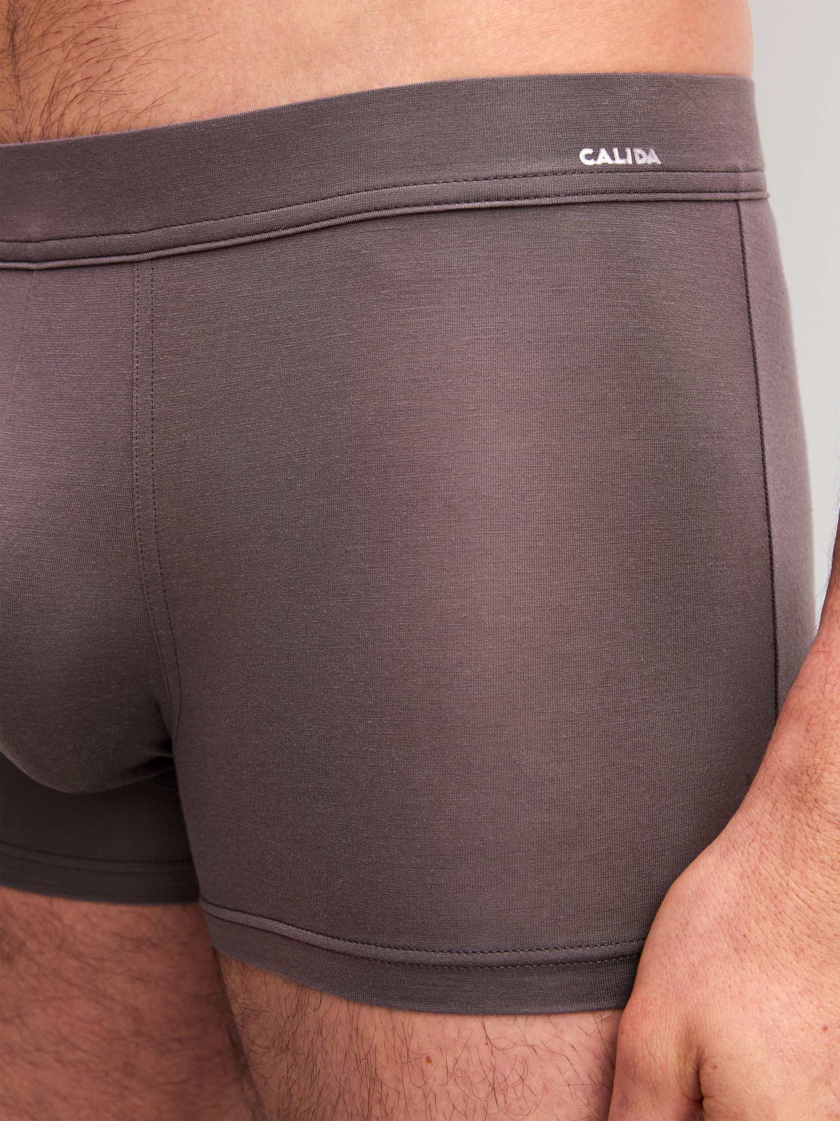 Herren-Model trägt Boxer Brief mit Quick Dry Effekt aus Modal in Braun, Einfarbig aus Serie Balanced Day von CALIDA, Vorderansicht