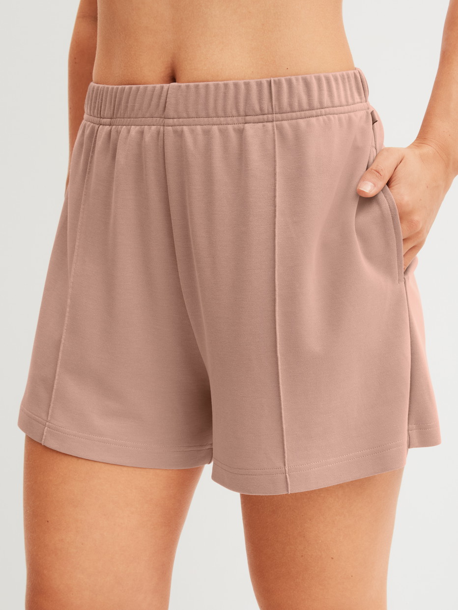 Damen-Model trägt Loungeshorts aus Modal in Braun, Einfarbig aus Serie Natural Loungewear von CALIDA, Vorderansicht