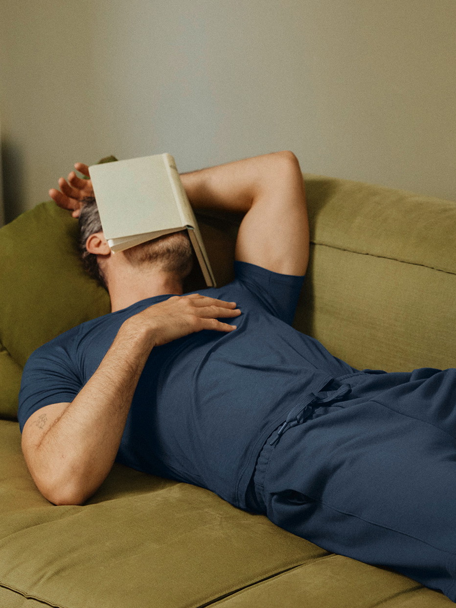 Herren-Model trägt Bermudas mit Seitentaschen aus Baumwolle in Blau, Einfarbig aus Serie RMX Lounge Journey von CALIDA, Zusatzbild