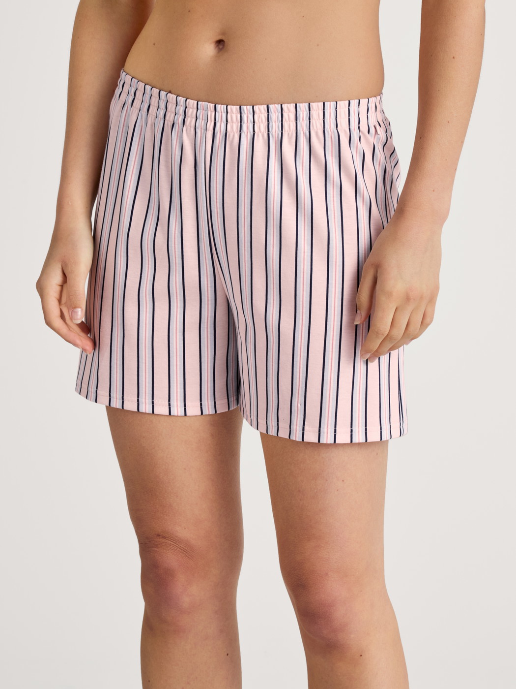La modella / Il modello Donna indossa Pantaloni corti del pigiama in 100% cotone di colore Rosa, A righe, della serie Favourites Sleep di CALIDA, Vista frontale
