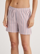 La modella / Il modello Donna indossa Pantaloni corti del pigiama in 100% cotone di colore Rosa, A righe, della serie Favourites Sleep di CALIDA, Vista frontale