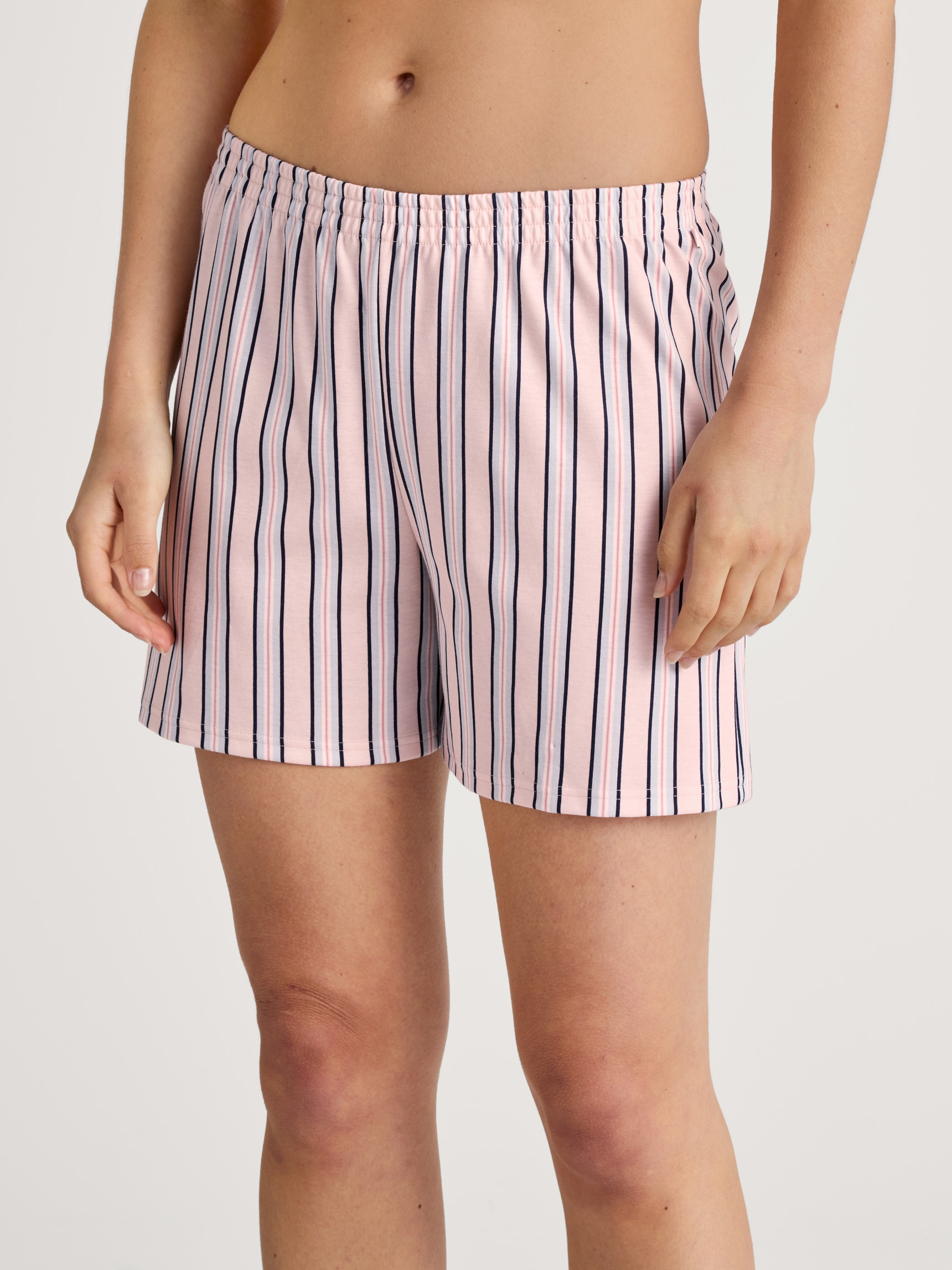 Le mannequin Femme porte le/la Short de pyjama en 100% coton de couleur Rose, Rayée, de la série Favourites Sleep de CALIDA, Vue de face