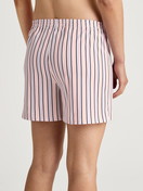 La modella / Il modello Donna indossa Pantaloni corti del pigiama in 100% cotone di colore Rosa, A righe, della serie Favourites Sleep di CALIDA, Vista posteriore