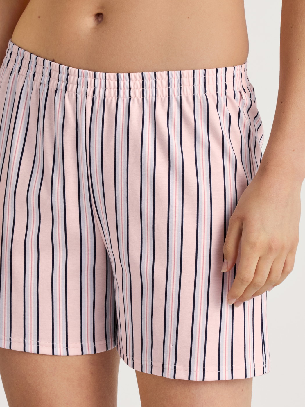 La modella / Il modello Donna indossa Pantaloni corti del pigiama in 100% cotone di colore Rosa, A righe, della serie Favourites Sleep di CALIDA, Dettaglio