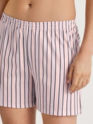 La modella / Il modello Donna indossa Pantaloni corti del pigiama in 100% cotone di colore Rosa, A righe, della serie Favourites Sleep di CALIDA, Dettaglio