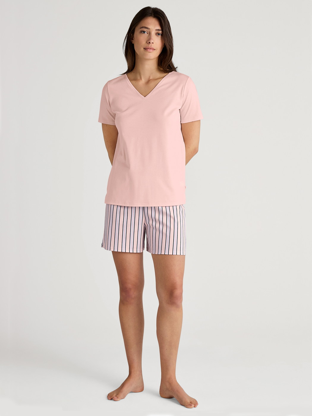 La modella / Il modello Donna indossa Pantaloni corti del pigiama in 100% cotone di colore Rosa, A righe, della serie Favourites Sleep di CALIDA, Immagine aggiuntiva
