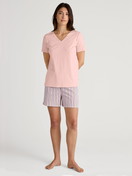 La modella / Il modello Donna indossa Pantaloni corti del pigiama in 100% cotone di colore Rosa, A righe, della serie Favourites Sleep di CALIDA, Immagine aggiuntiva