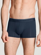 Herren-Model trägt Boxer Brief, 3er-Pack aus Baumwolle in Blau, Einfarbig aus Serie Pure & Style von CALIDA, Vorderansicht