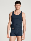 Herren-Model trägt Boxer Brief, 3er-Pack aus Baumwolle in Blau, Einfarbig aus Serie Pure & Style von CALIDA, Vorderansicht