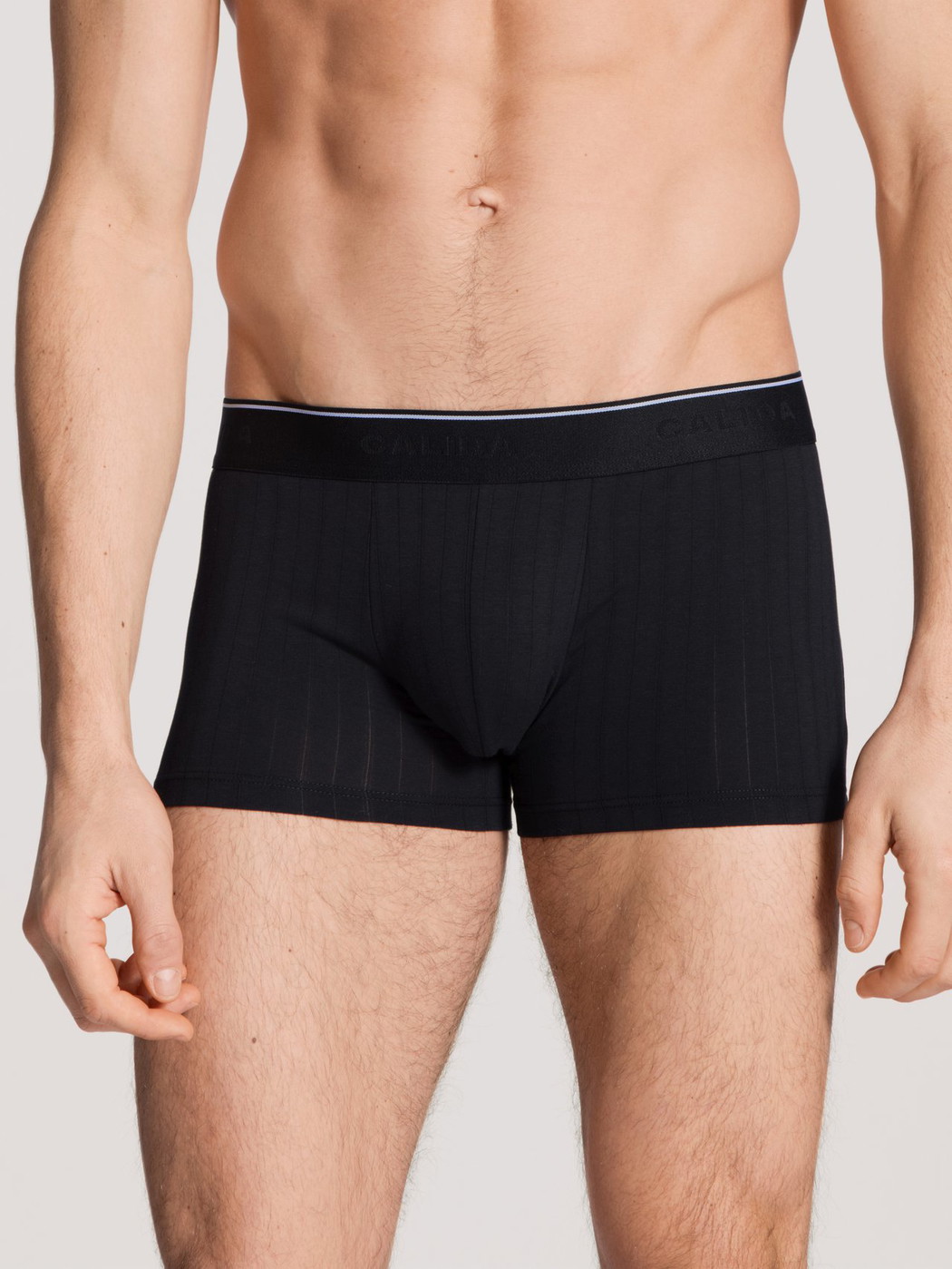 Herren-Model trägt Boxer Brief, 3er-Pack aus Baumwolle in Schwarz, Einfarbig aus Serie Pure & Style von CALIDA, Vorderansicht