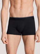 Herren-Model trägt Boxer Brief, 3er-Pack aus Baumwolle in Schwarz, Einfarbig aus Serie Pure & Style von CALIDA, Vorderansicht