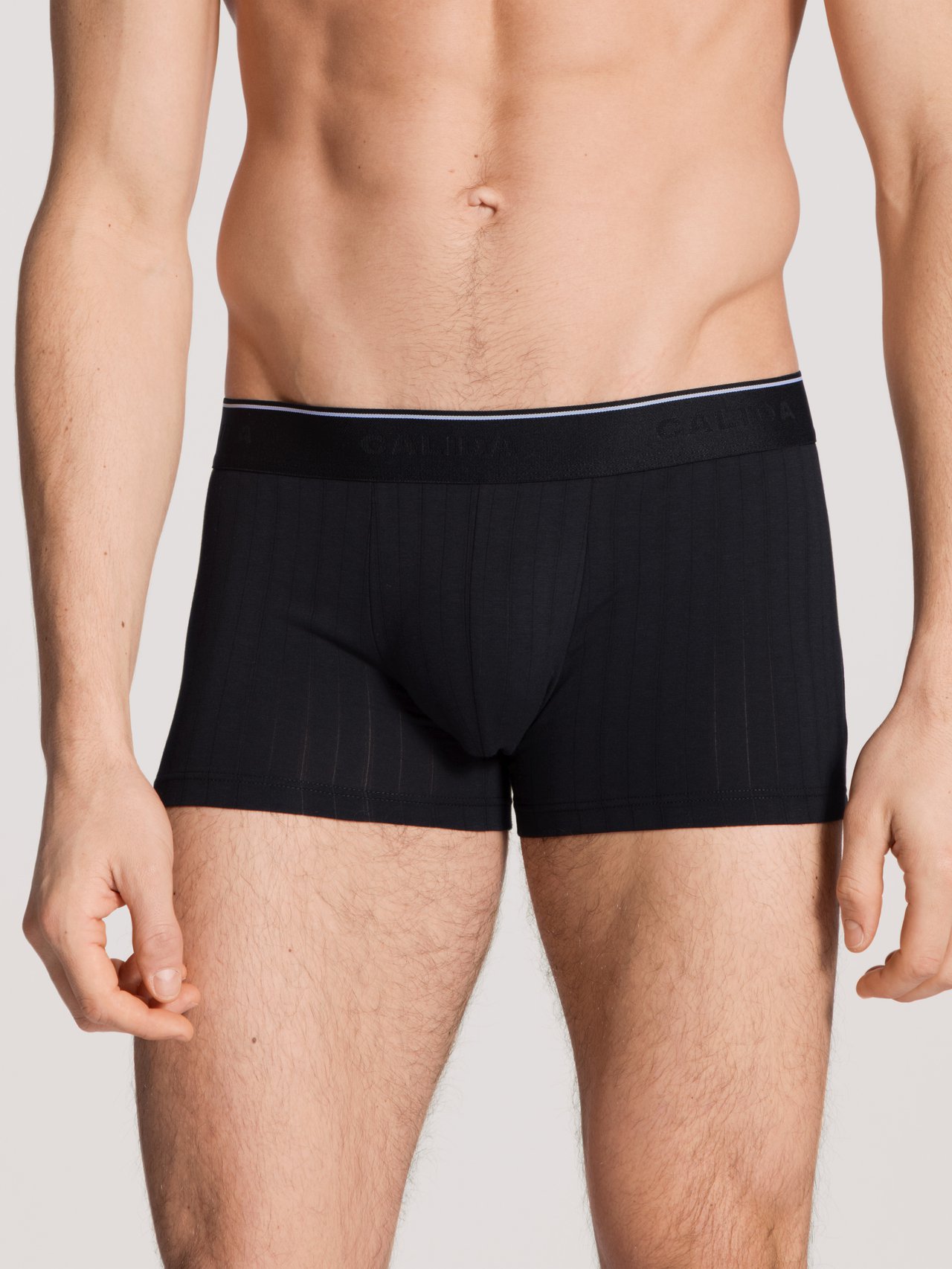La modella / Il modello Uomo indossa Boxer, set da 3 in Cotone di colore Nero, Tinta unita, della serie Pure & Style di CALIDA, Vista frontale