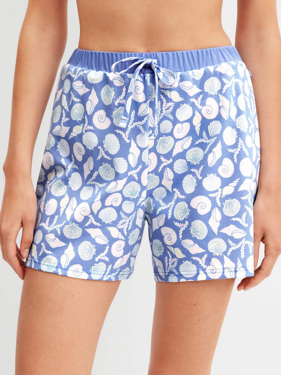 Damen-Model trägt Kurze Pyjamahose aus 100% Baumwolle in Blau, Floral aus Serie Favourites Ocean von CALIDA, Vorderansicht