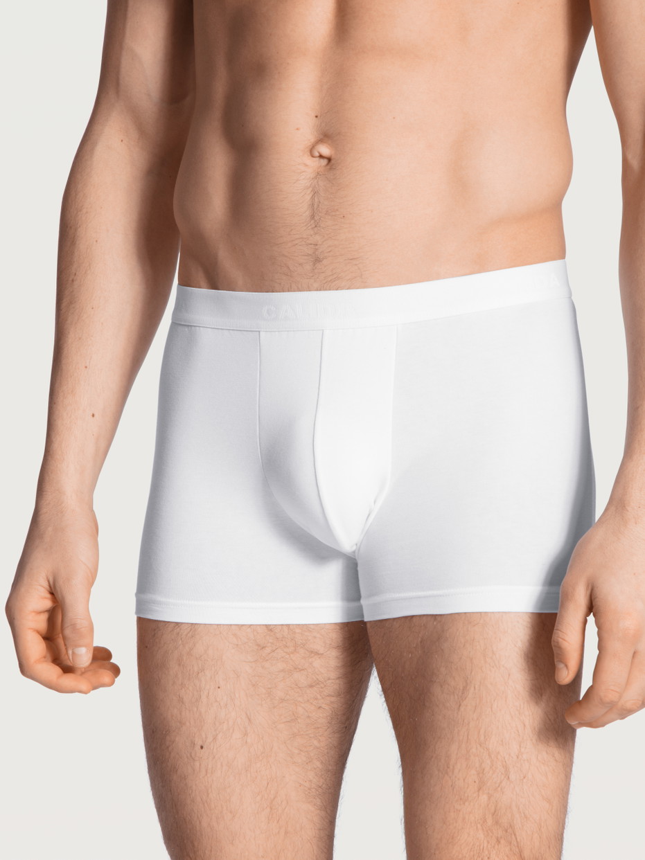 Herren-Model trägt Boxer Brief, 3er-Pack aus Baumwolle in Weiß, Einfarbig aus Serie Natural Benefit von CALIDA, Vorderansicht