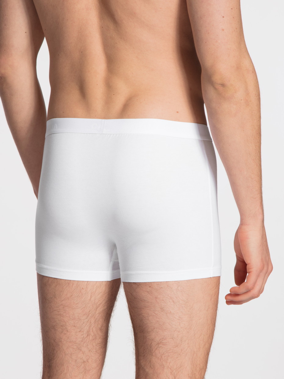 Herren-Model trägt Boxer Brief, 3er-Pack aus Baumwolle in Weiß, Einfarbig aus Serie Natural Benefit von CALIDA, Rückansicht
