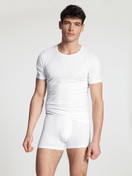 Herren-Model trägt Boxer Brief, 3er-Pack aus Baumwolle in Weiß, Einfarbig aus Serie Natural Benefit von CALIDA, Outfit