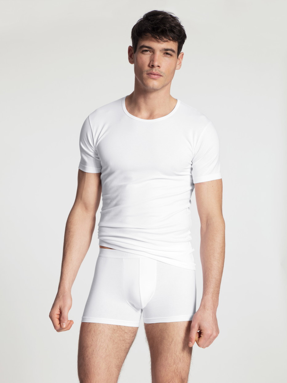 Herren-Model trägt Boxer Brief, 3er-Pack aus Baumwolle in Weiß, Einfarbig aus Serie Natural Benefit von CALIDA, Outfit