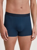 Herren-Model trägt Boxer Brief, 3er-Pack aus Baumwolle in Blau, Gemustert aus Serie Natural Benefit von CALIDA, Vorderansicht