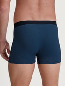 Herren-Model trägt Boxer Brief, 3er-Pack aus Baumwolle in Blau, Gemustert aus Serie Natural Benefit von CALIDA, Rückansicht