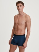 Herren-Model trägt Boxer Brief, 3er-Pack aus Baumwolle in Blau, Gemustert aus Serie Natural Benefit von CALIDA, Outfit