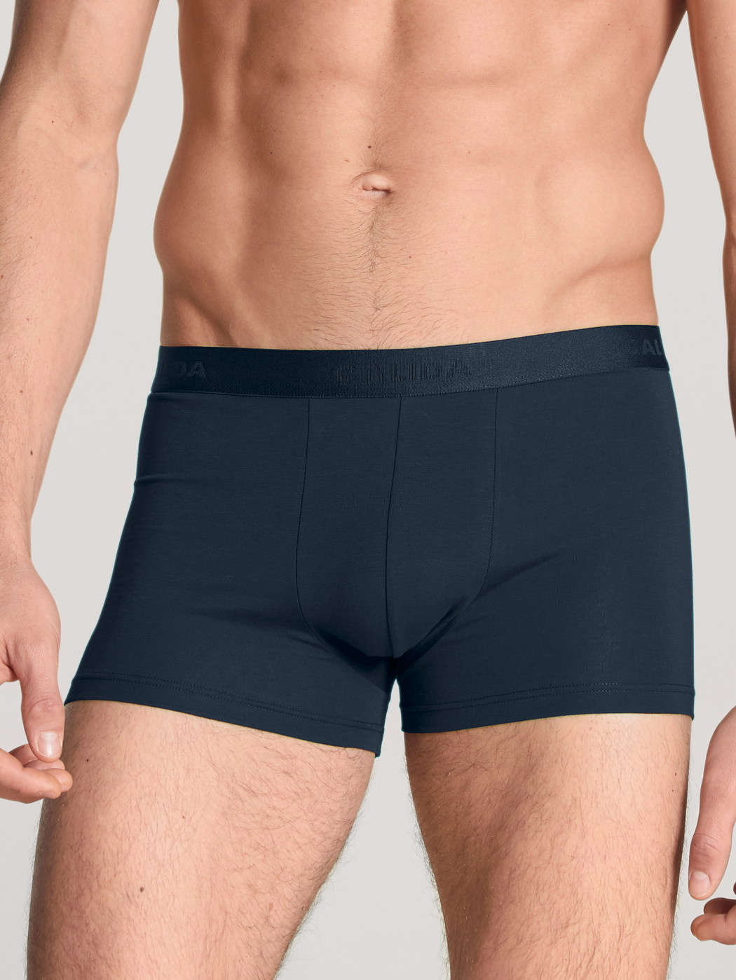 La modella / Il modello Uomo indossa Boxer, set da 3 in Cotone di colore Blu, Tinta unita, della serie Natural Benefit di CALIDA, Vista frontale