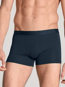 La modella / Il modello Uomo indossa Boxer, set da 3 in Cotone di colore Blu, Tinta unita, della serie Natural Benefit di CALIDA, Vista frontale