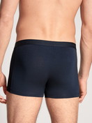 La modella / Il modello Uomo indossa Boxer, set da 3 in Cotone di colore Blu, Tinta unita, della serie Natural Benefit di CALIDA, Vista posteriore