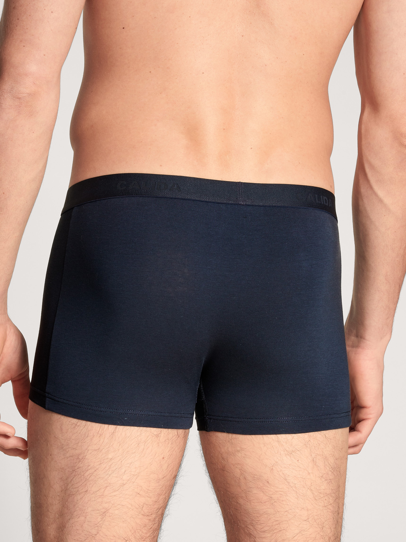 Le mannequin Homme porte le/la Boxer, lot de 3 en Coton de couleur Bleu, Unicolore, de la série Natural Benefit de CALIDA, Vue arrière