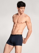 La modella / Il modello Uomo indossa Boxer, set da 3 in Cotone di colore Blu, Tinta unita, della serie Natural Benefit di CALIDA, Vista frontale, Abbigliamento