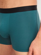 Herren-Model trägt Boxer Brief, 3er-Pack aus Baumwolle in Türkis, Gestreift aus Serie Natural Benefit von CALIDA, Detail