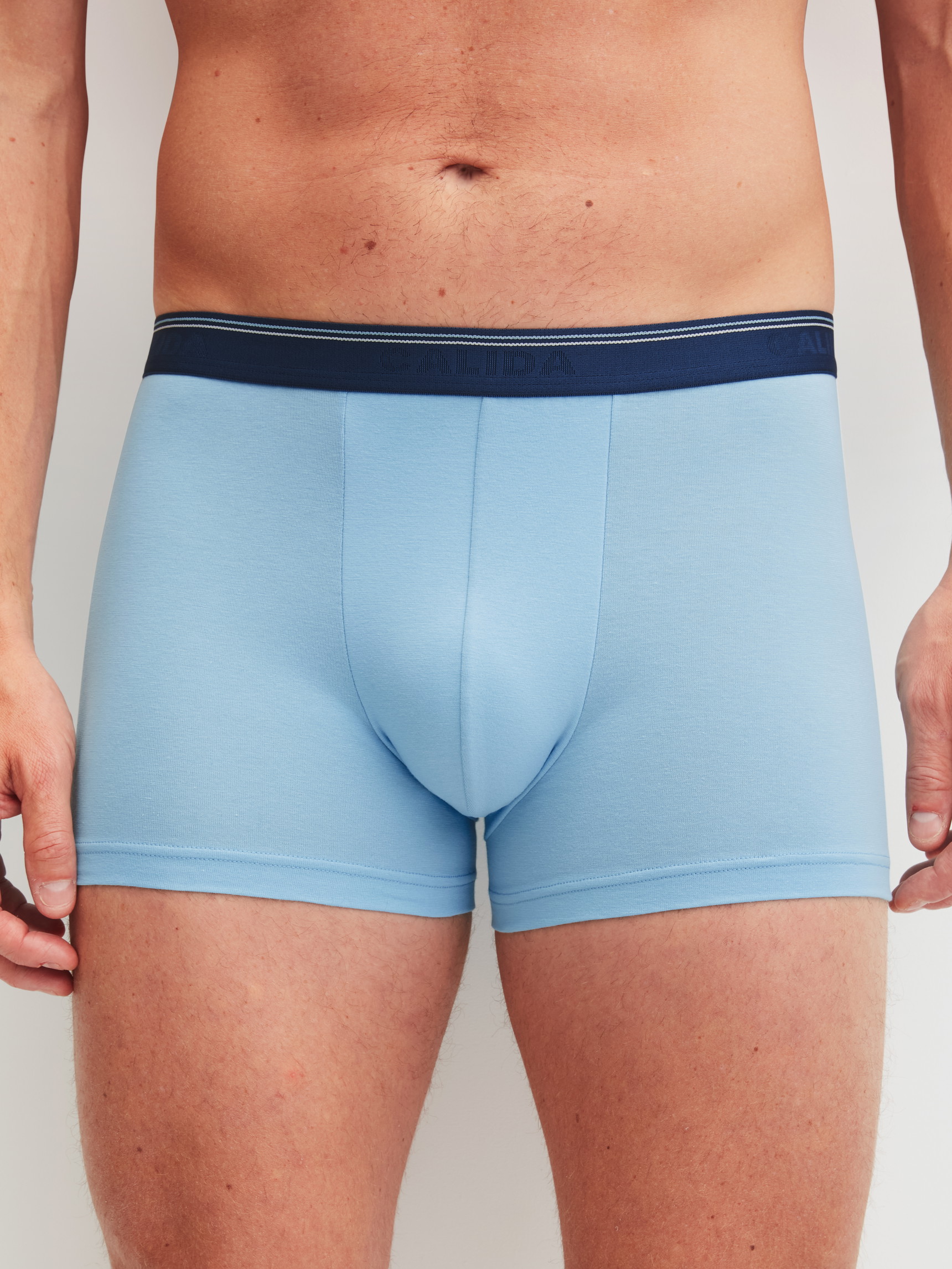 La modella / Il modello Uomo indossa Boxer, set da 3 in Cotone di colore Blu, Tinta unita, della serie Natural Benefit di CALIDA, Vista frontale