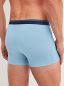 Herren-Model trägt Boxer Brief, 3er-Pack aus Baumwolle in Blau, Einfarbig aus Serie Natural Benefit von CALIDA, Rückansicht