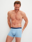 Herren-Model trägt Boxer Brief, 3er-Pack aus Baumwolle in Blau, Einfarbig aus Serie Natural Benefit von CALIDA, Outfit
