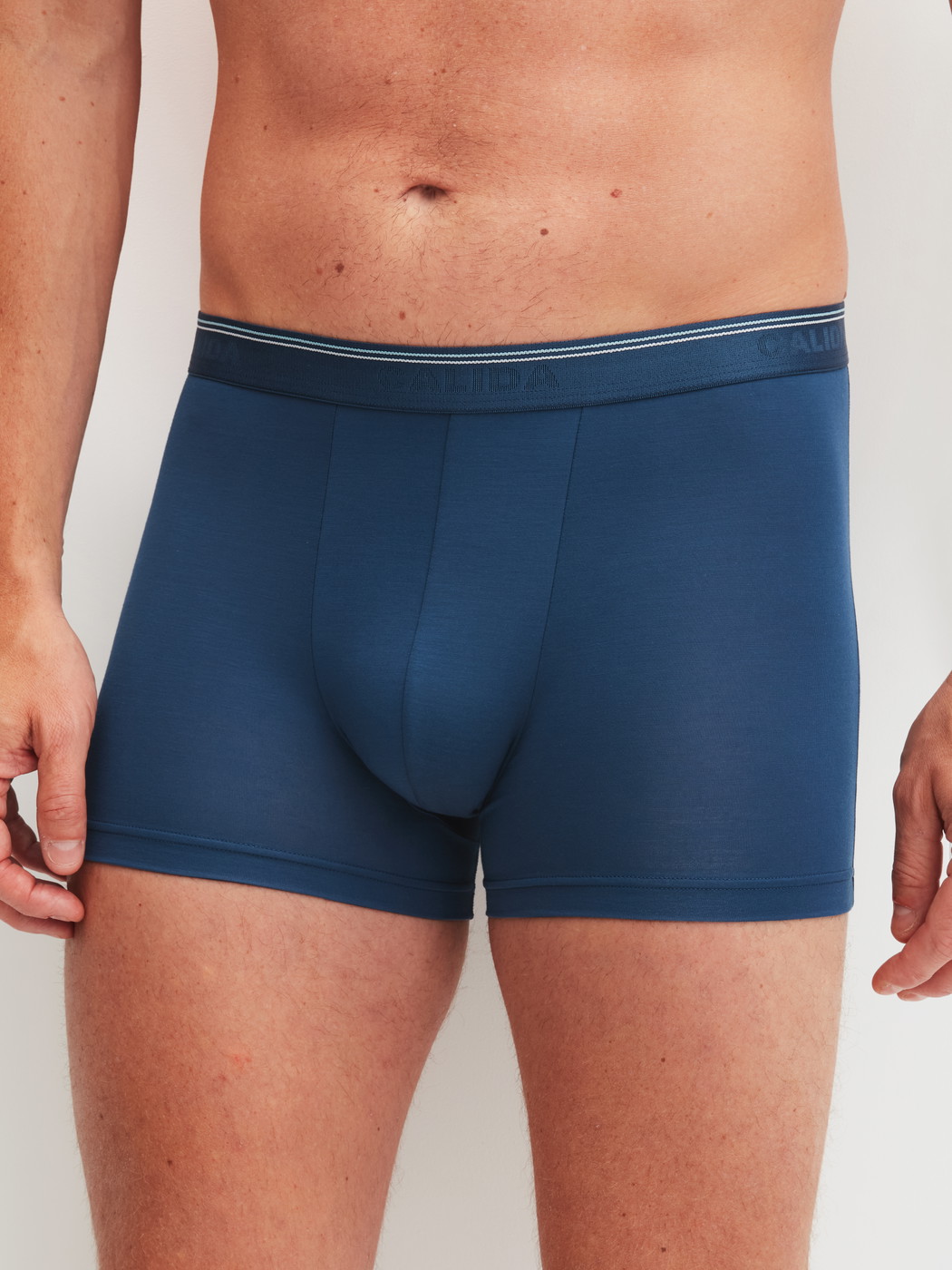 Herren-Model trägt Boxer Brief, 3er-Pack aus Baumwolle in Blau, Einfarbig aus Serie Natural Benefit von CALIDA, Zusatzbild
