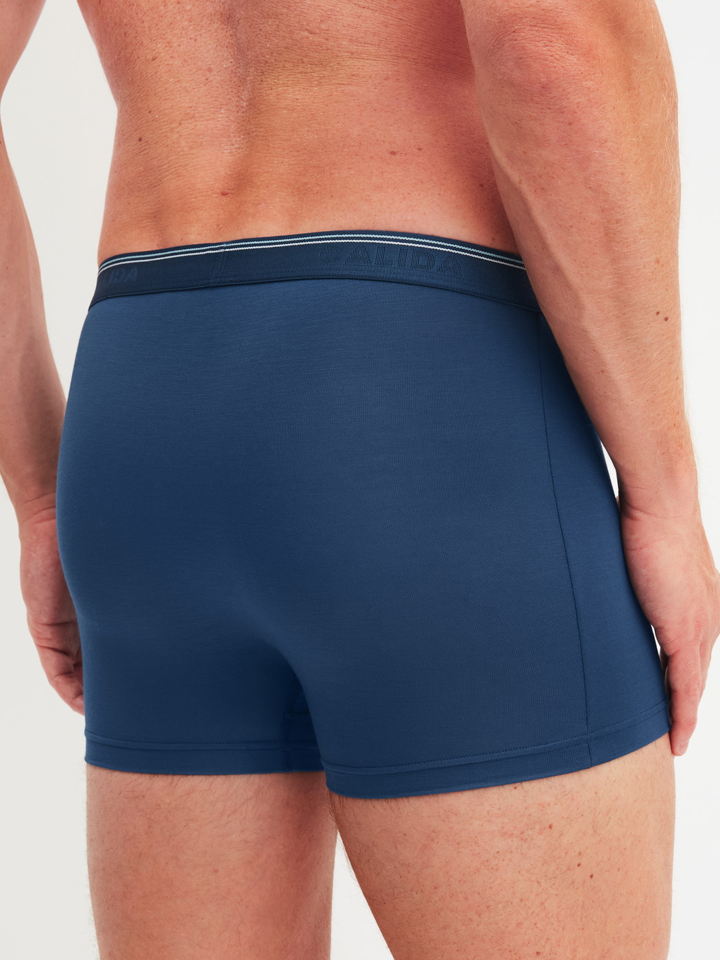 Herren-Model trägt Boxer Brief, 3er-Pack aus Baumwolle in Blau, Einfarbig aus Serie Natural Benefit von CALIDA, Zusatzbild
