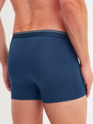 Herren-Model trägt Boxer Brief, 3er-Pack aus Baumwolle in Blau, Einfarbig aus Serie Natural Benefit von CALIDA, Zusatzbild