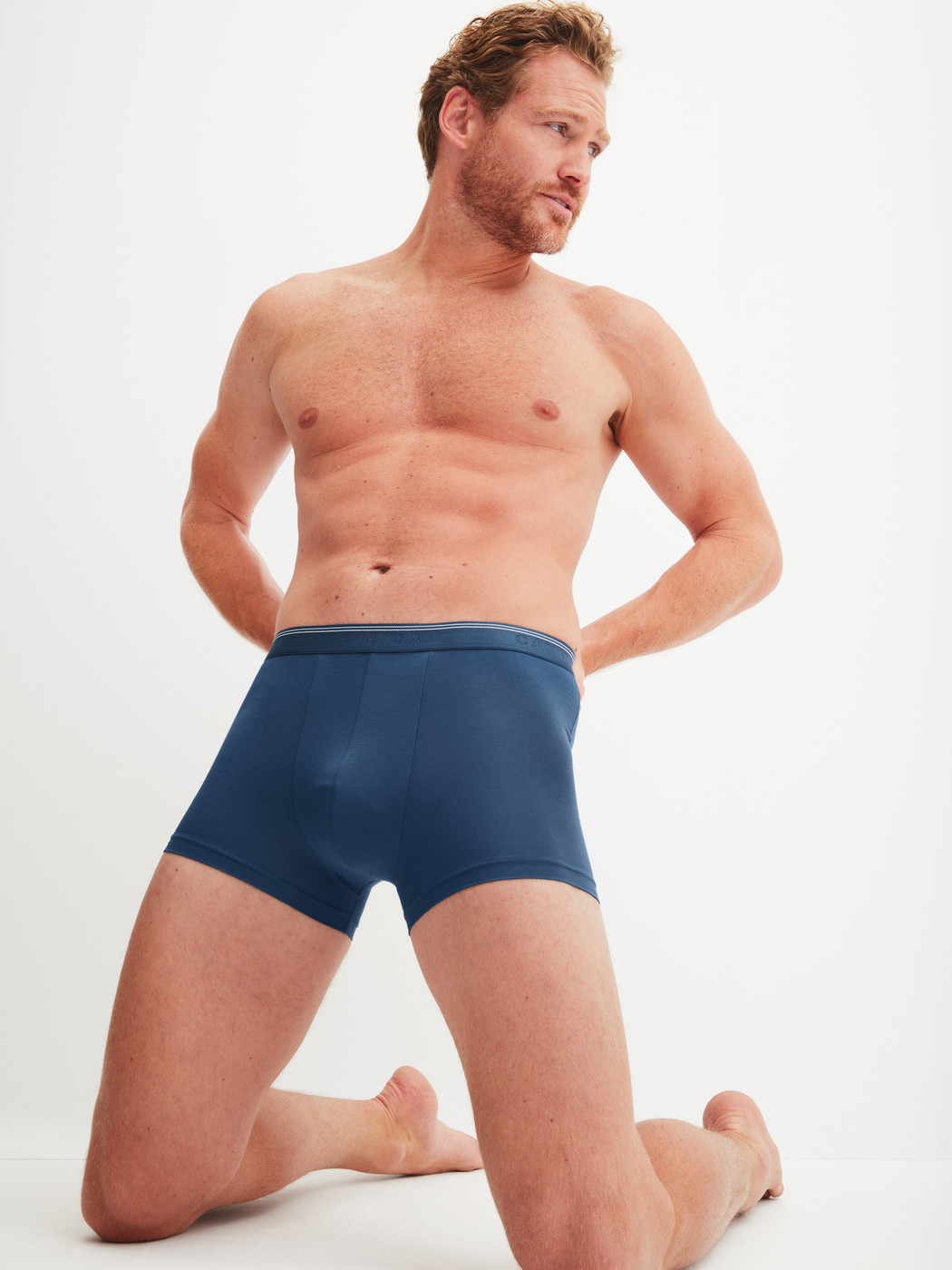 Herren-Model trägt Boxer Brief, 3er-Pack aus Baumwolle in Blau, Einfarbig aus Serie Natural Benefit von CALIDA, Zusatzbild