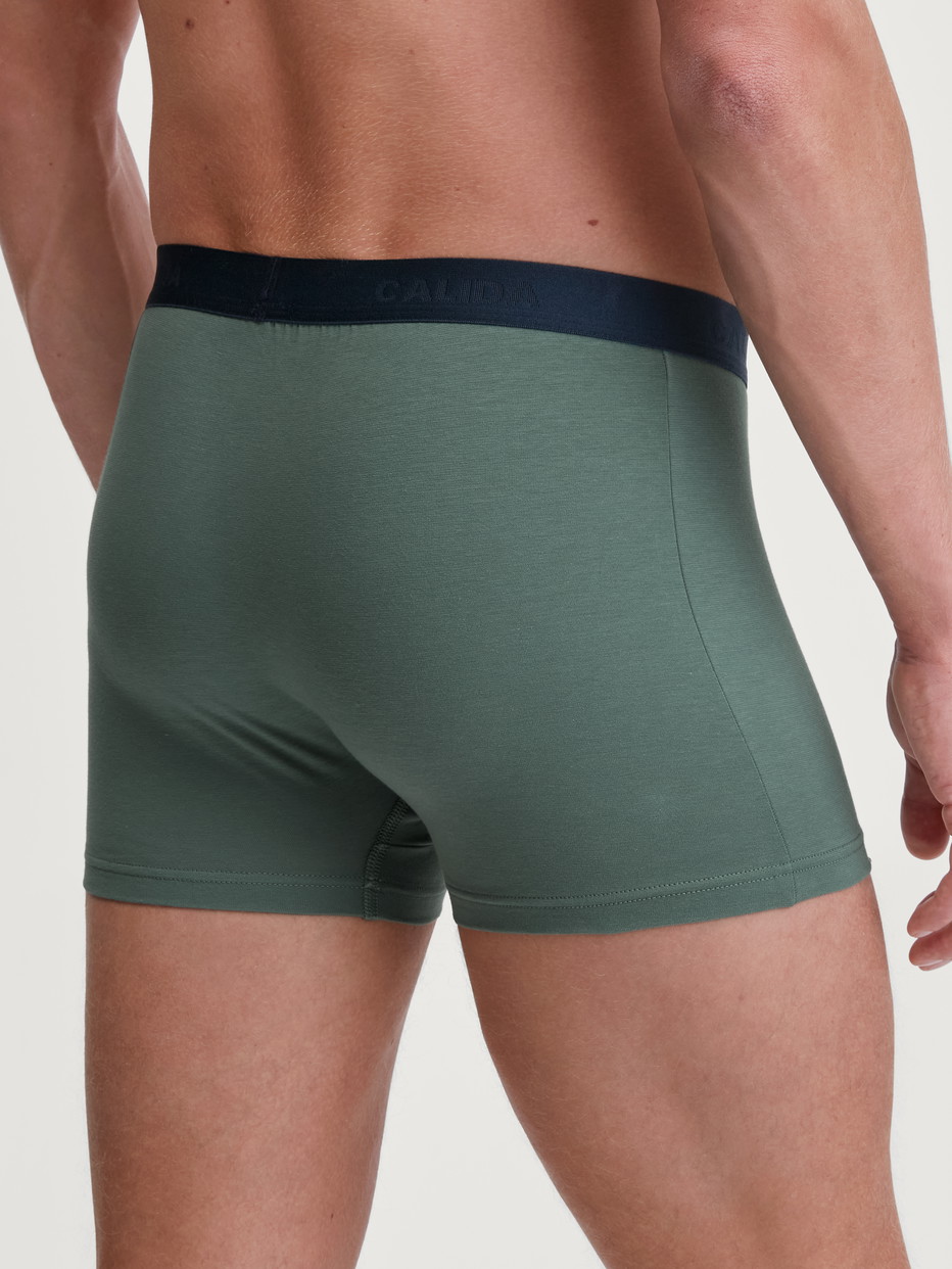 La modella / Il modello Uomo indossa Boxer, set da 3 in Cotone di colore Verde, Tinta unita, della serie Natural Benefit di CALIDA, Vista posteriore